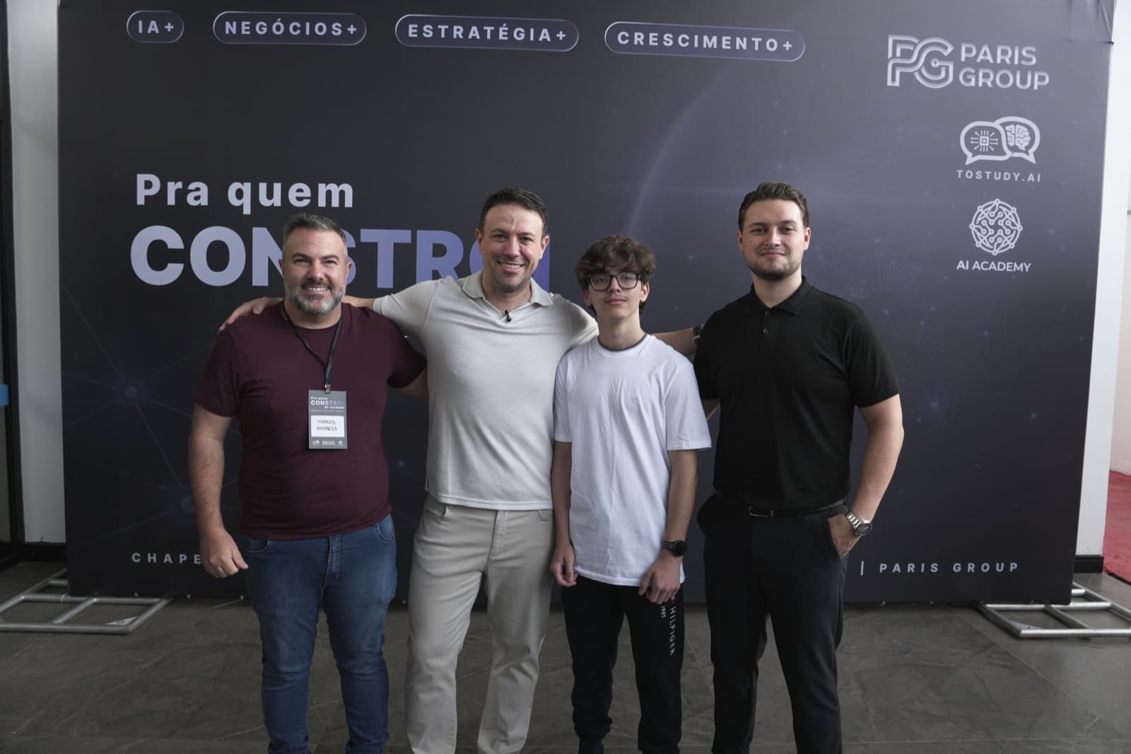 Grupo de participantes no backdrop Paris Group