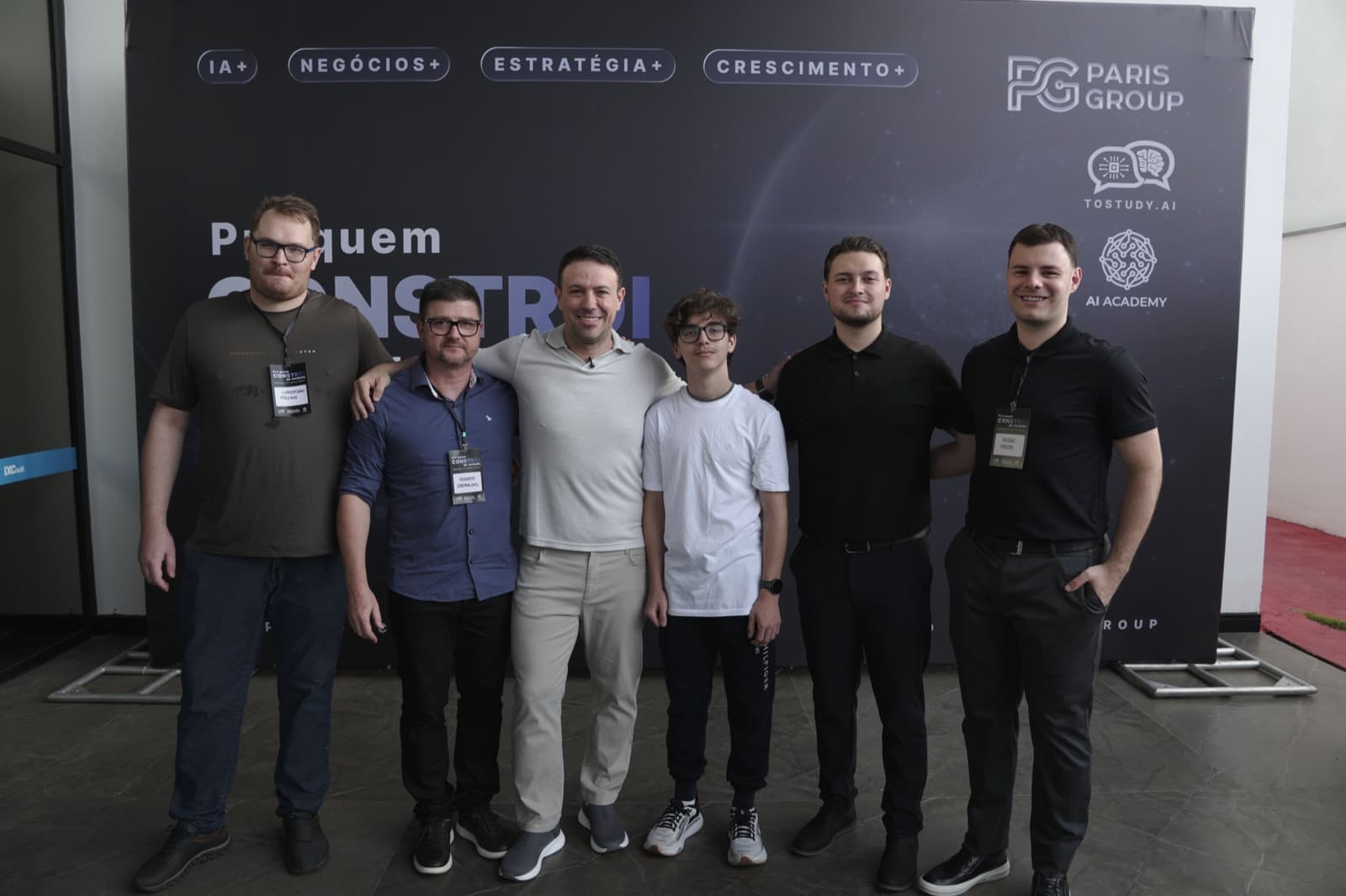 Participantes reunidos na entrada da imersão