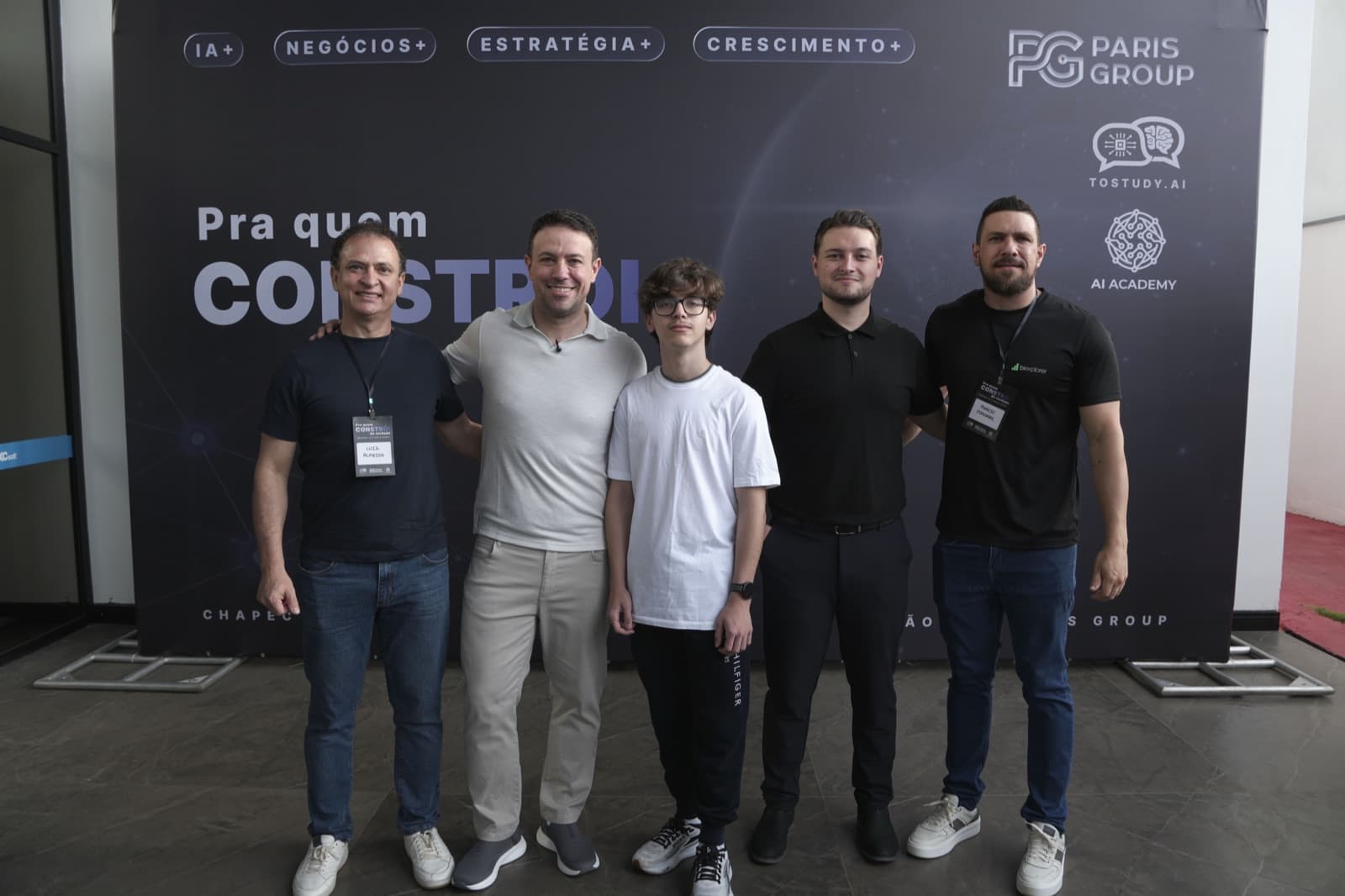 Empresários convidados no backdrop da imersão