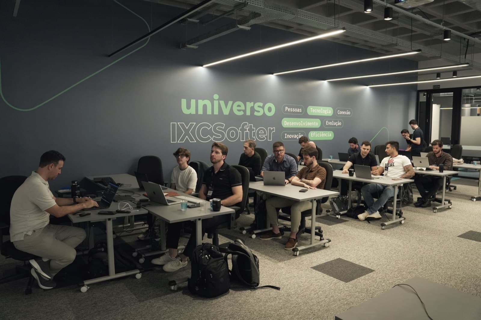 Sala Universo IXCSofter com participantes trabalhando
