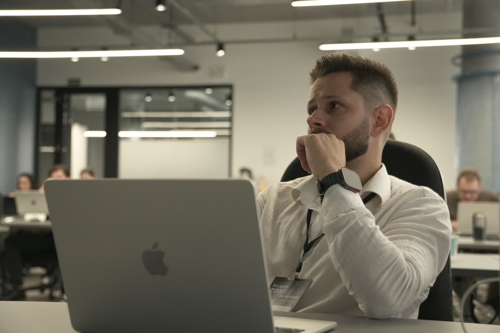 Participante concentrado implementando IA no seu caso