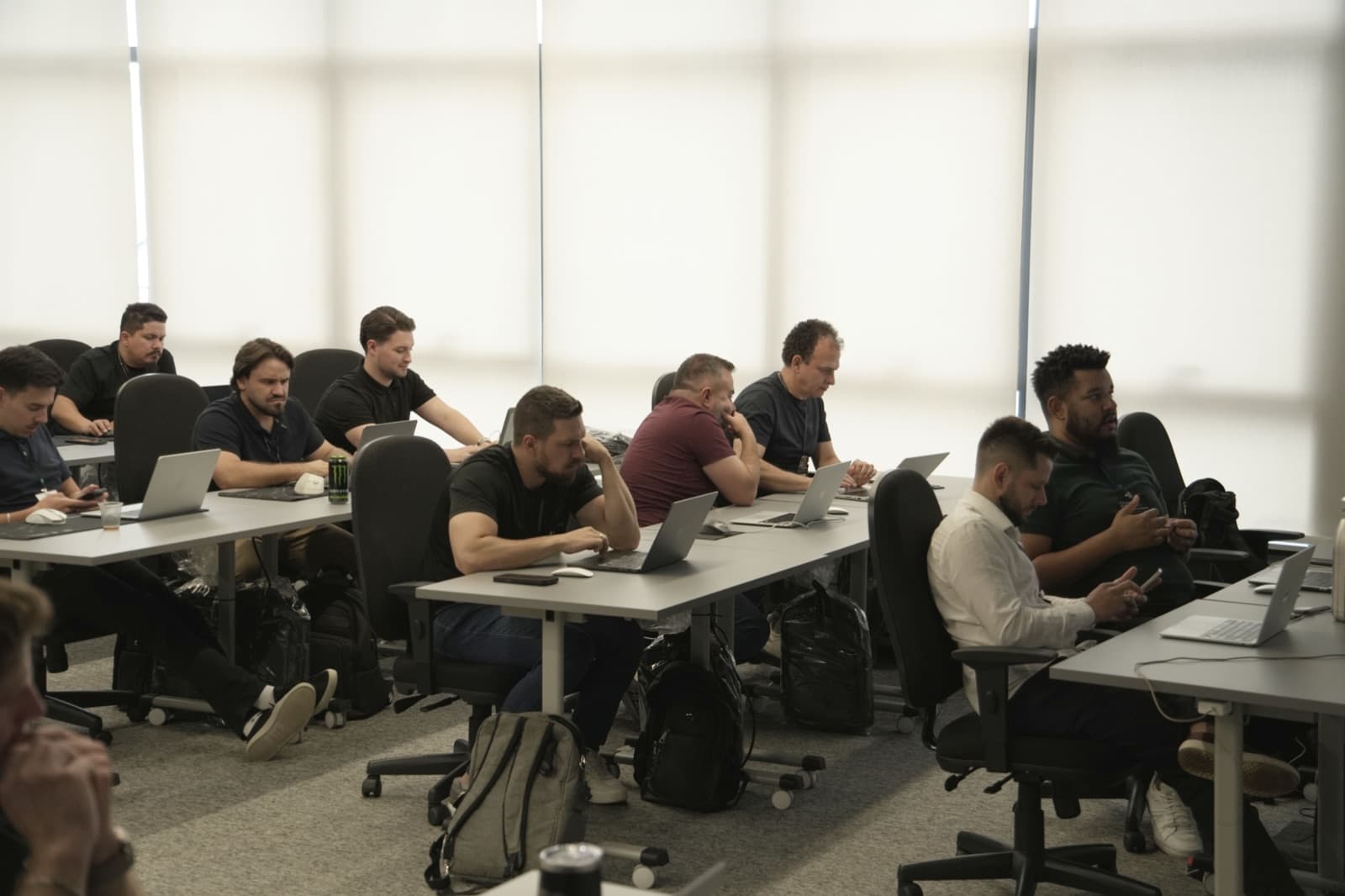 Sala inteira trabalhando nos casos de negócio