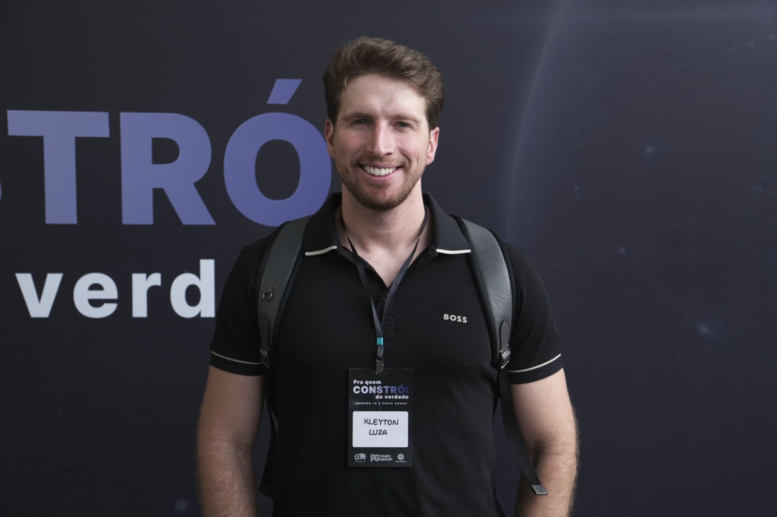 Participante no backdrop da imersão