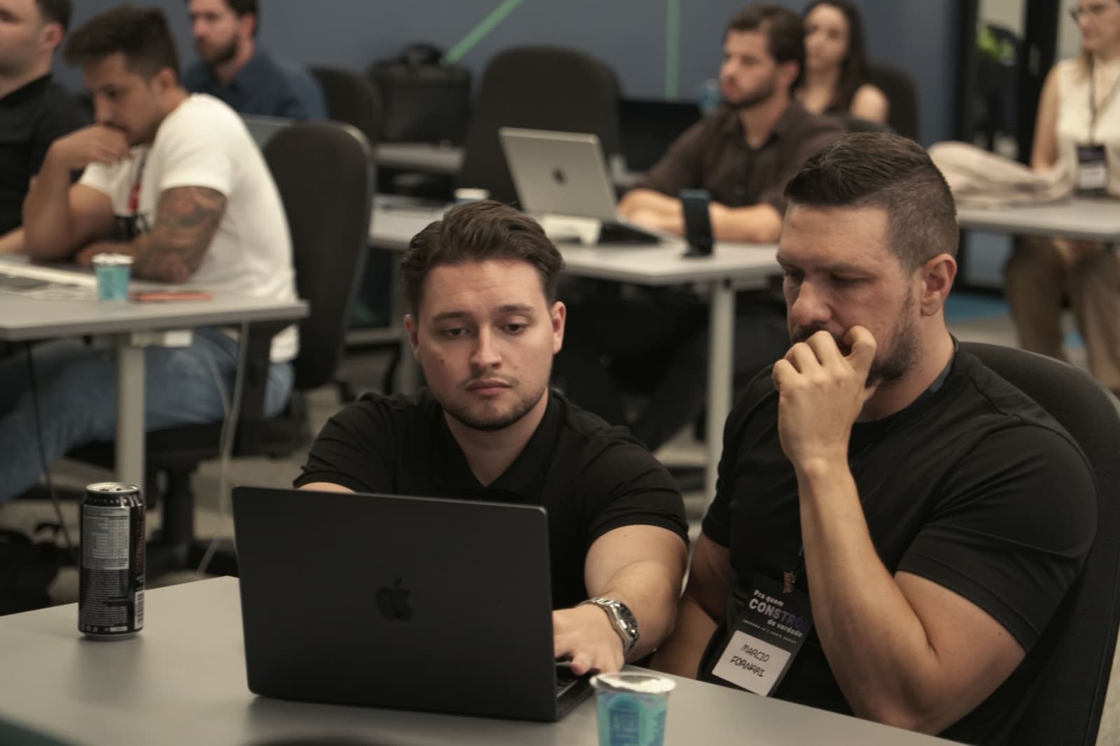 Dupla trabalhando em um caso real de negócio