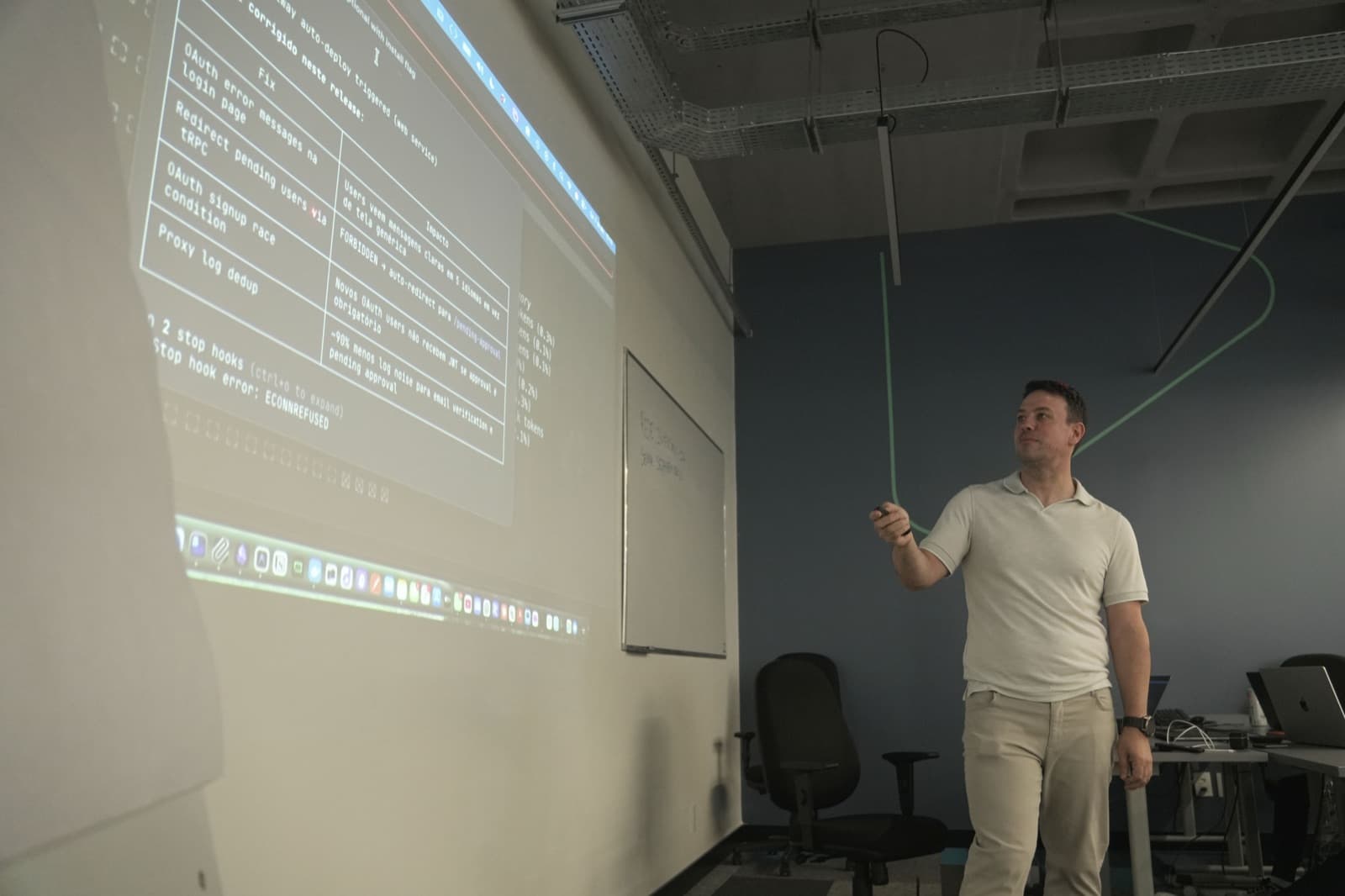 Código sendo revisado na tela projetada