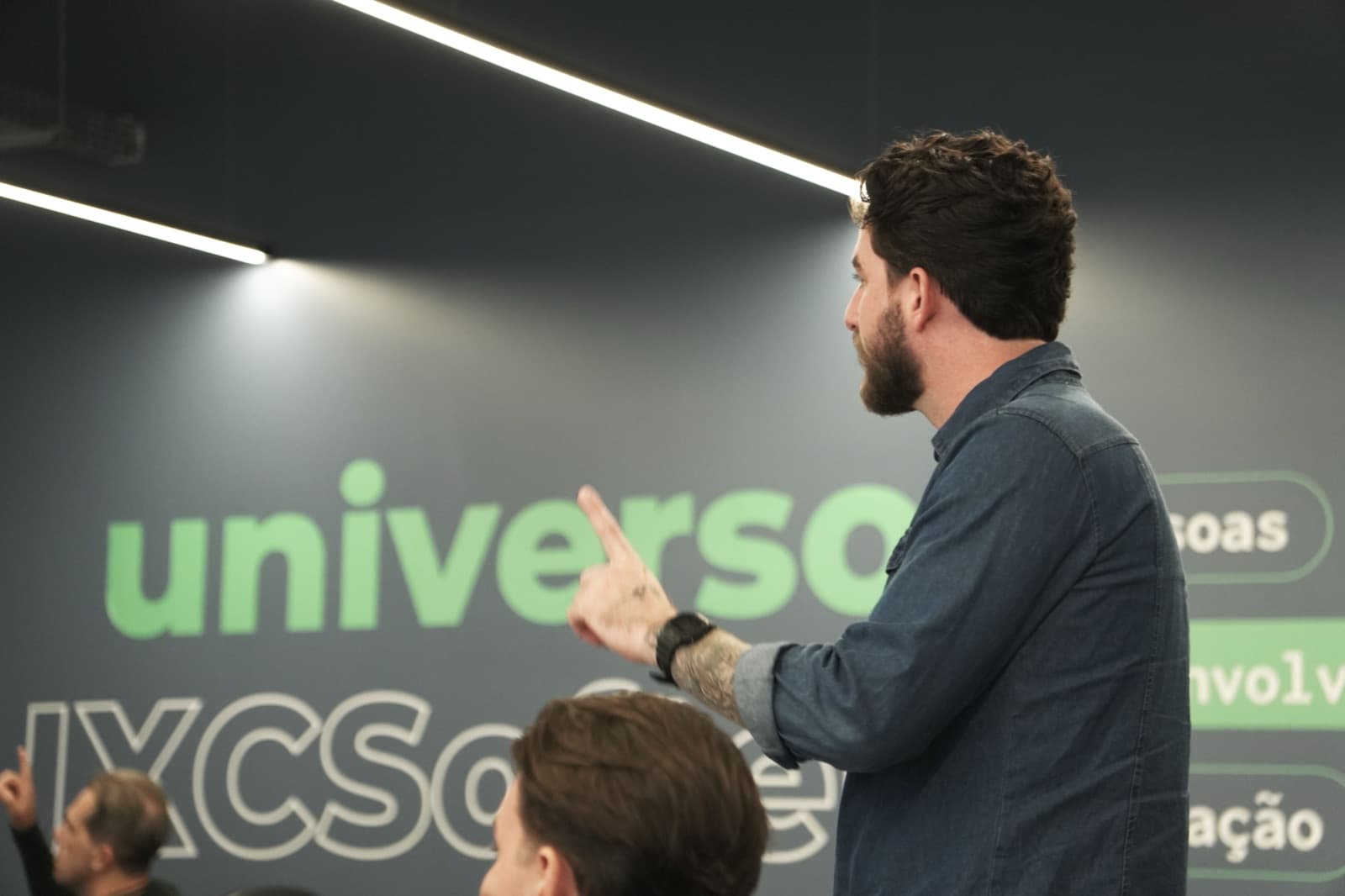 Mentor explicando conceitos de IA aplicada